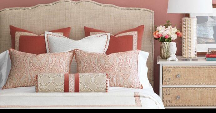 3 warm-colored accents bring a coziness to the bedroom