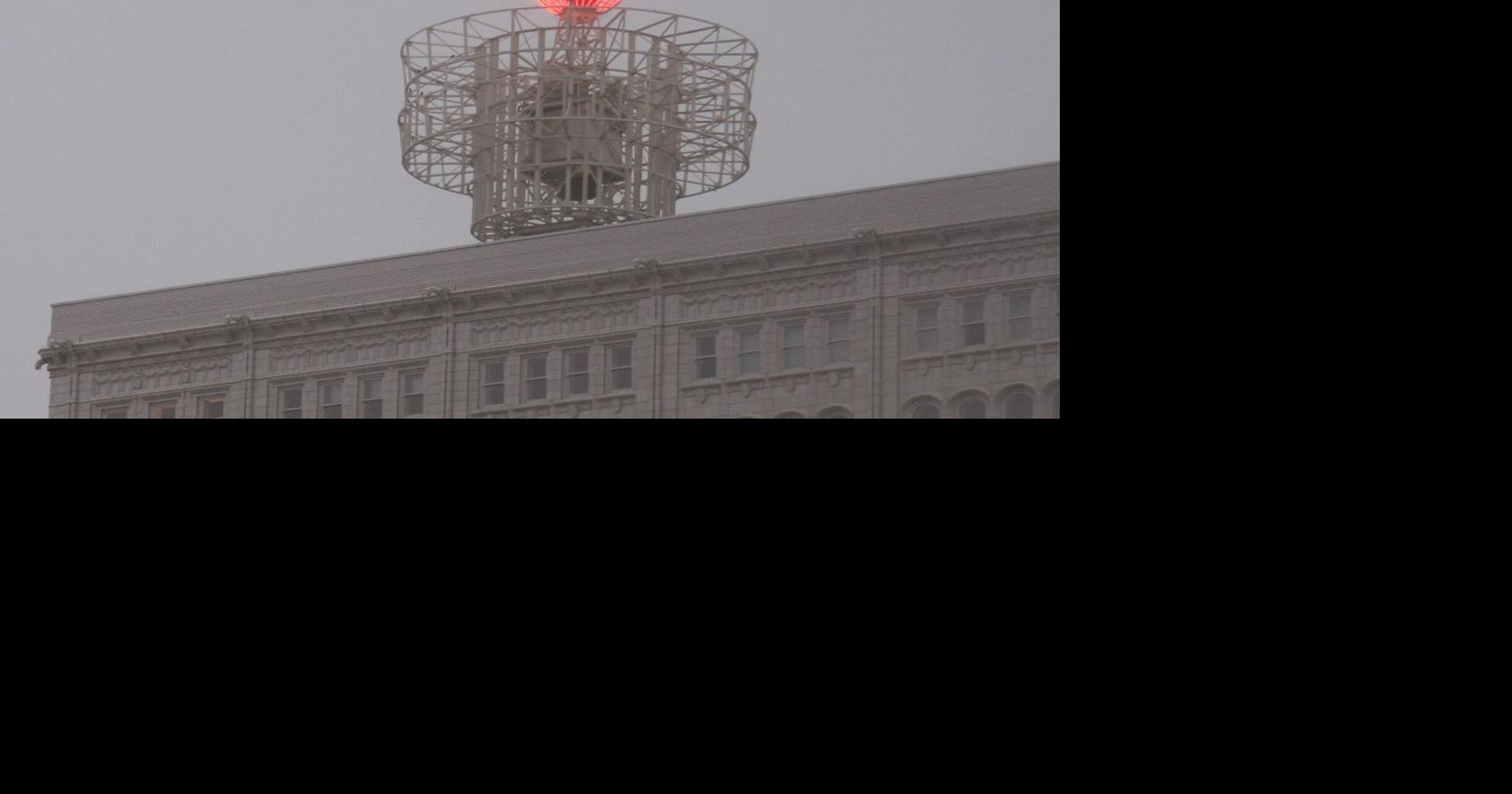 2 historic neon signs and symbols that light up St. Louis