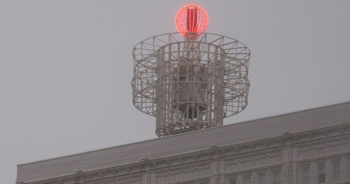 2 historic neon signs and symbols that light up St. Louis