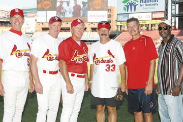 Luke Bryan made a visit to Busch Stadium to hang out/have batting practice  with the Redbirds!