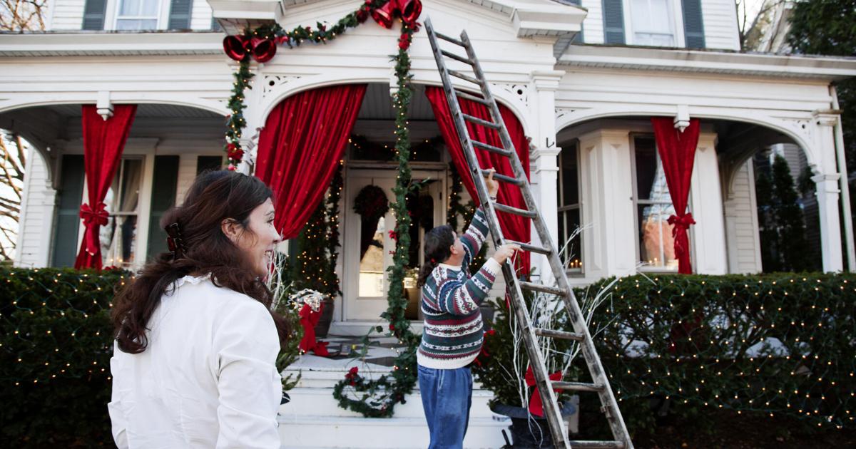 Expert advice on decorating your home’s exterior for the holidays