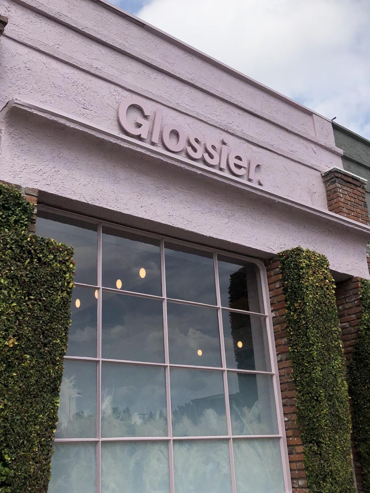 Nova loja da Glossier em Los Angeles tem interiores millennial