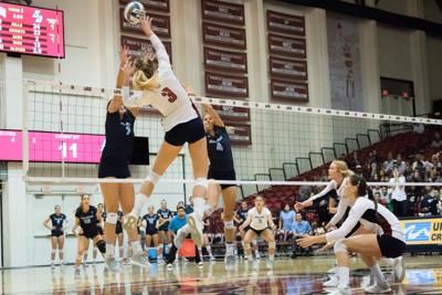 Women S Volleyball Fall Short Of Comeback Victory Against Gonzaga Sports Laloyolan Com