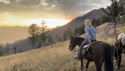 Womens The Mountains Are Calling Cool Sunset Vintage Rockies