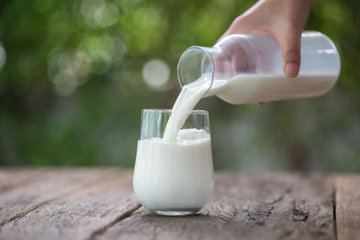 Is Raw Milk Safe To Drink? Both Sides Weigh In On Health Benefits And ...