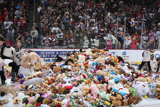 Watch more than 25,000 stuffed animals thrown onto ice at Hershey Bears