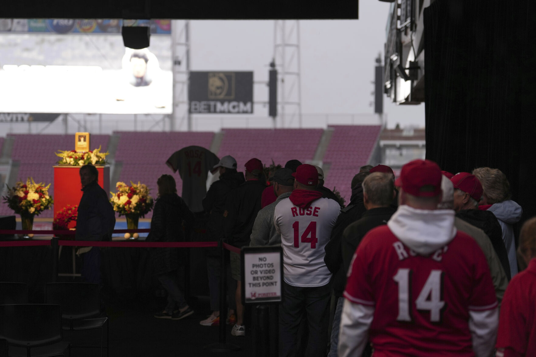 Reds Honor Pete Rose With A 14-hour Visitation At Great American Ball ...