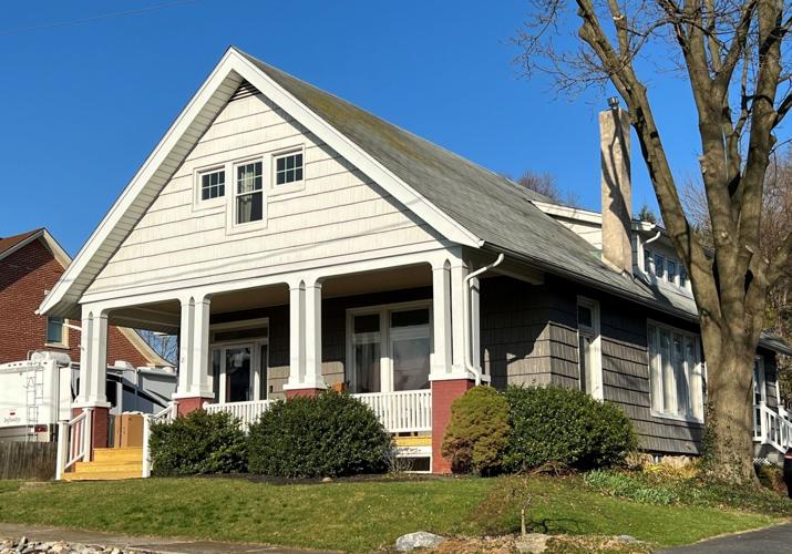 HG Bungalow 19 A8 Distinctive paired columns with radius detail Lancaster (2).jpg