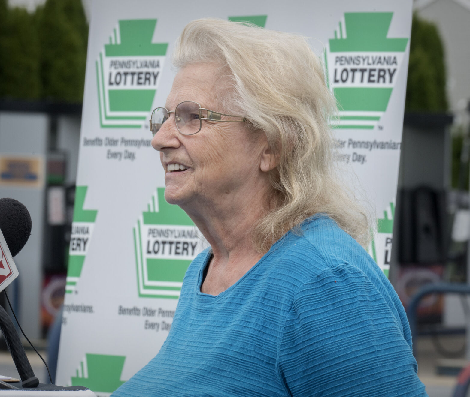 Woman celebrates million-dollar lottery jackpot at Ephrata store