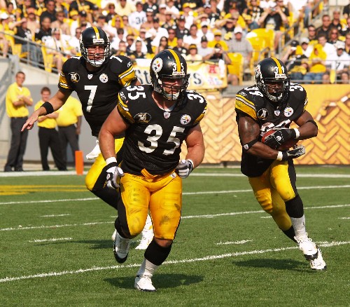 Running back Najeh Davenport of the Pittsburgh Steelers in action