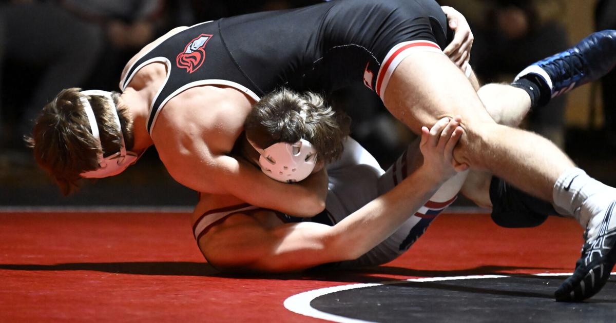 13 LL League wrestlers remain on District 3 Class 3A championship