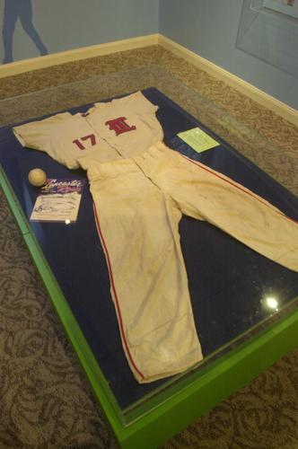 Red Roses Uniform 20 Major League players, including 6 Hall of Famers, who played at ...