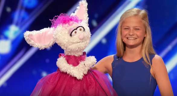 Une fille de 12 ans fait un numéro de ventriloque à America's Got Talent