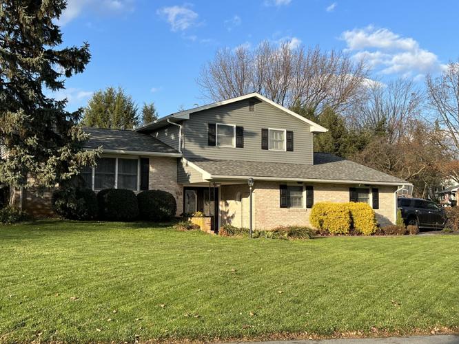 Examples of bilevel and splitlevel homes in Lancaster County, 1960s