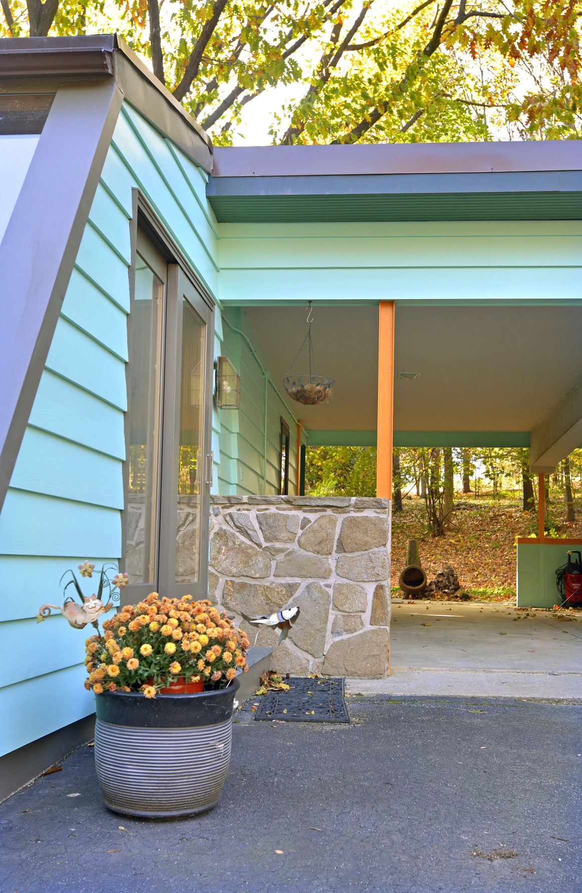 Living the midcentury modern life in Blossom Hill Home & Garden