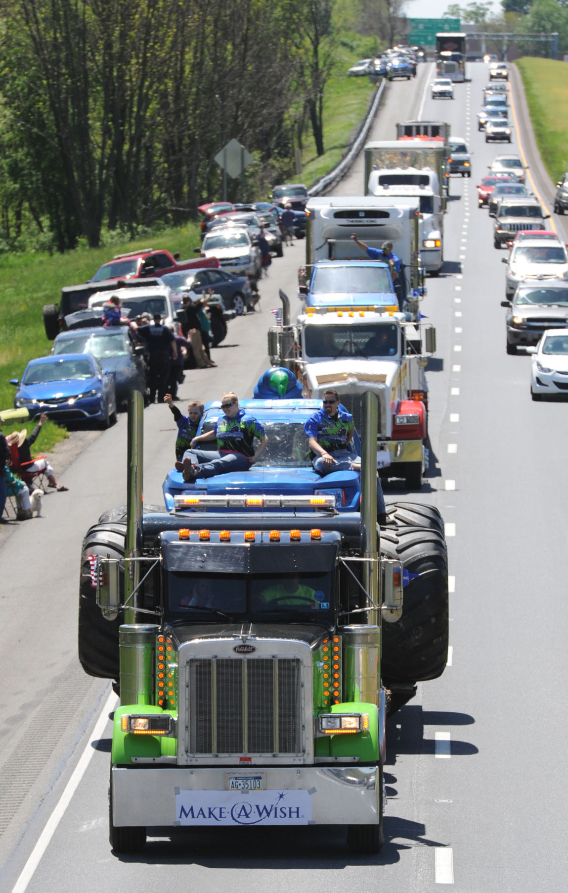 MakeAWish shatters world record for largest convoy, draws 590 trucks