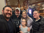 Adam Richman de 'Man v. Food', 'Modern Marvels' visita Shady Maple Smorgasbord
