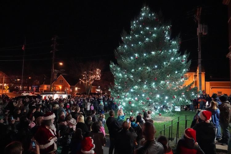 Tree lighting marks the start of the holiday season in Elizabethtown