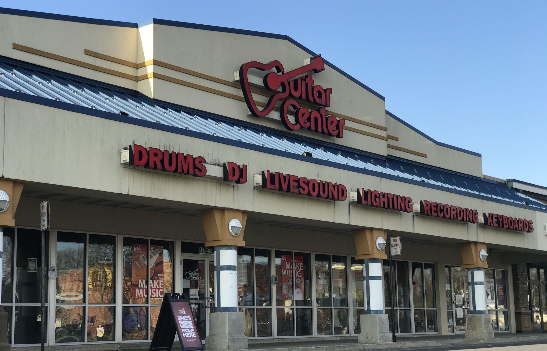 Guitar center on sale closing stores