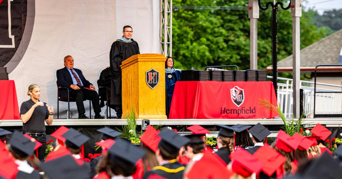 060325HempfieldGraduation-12.jpg
