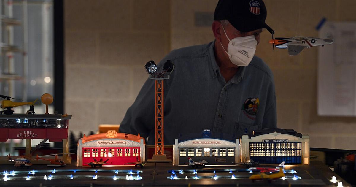 Library Train Display Christmas model train display returns to the Elizabethtown Public ...