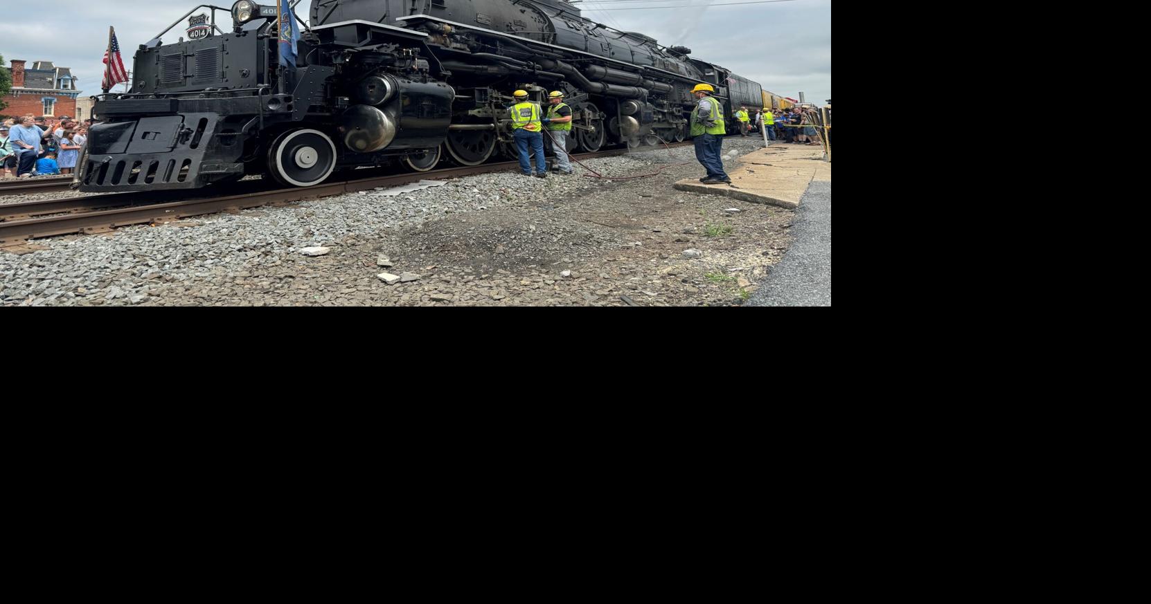 Big Boy No. 4014 steam locomotive stops at Lebanon Station [photos]