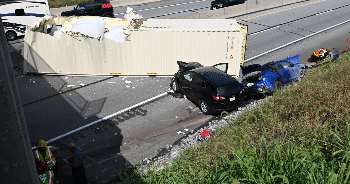3 injured after tractor-trailer strikes turnpike bridge: state police