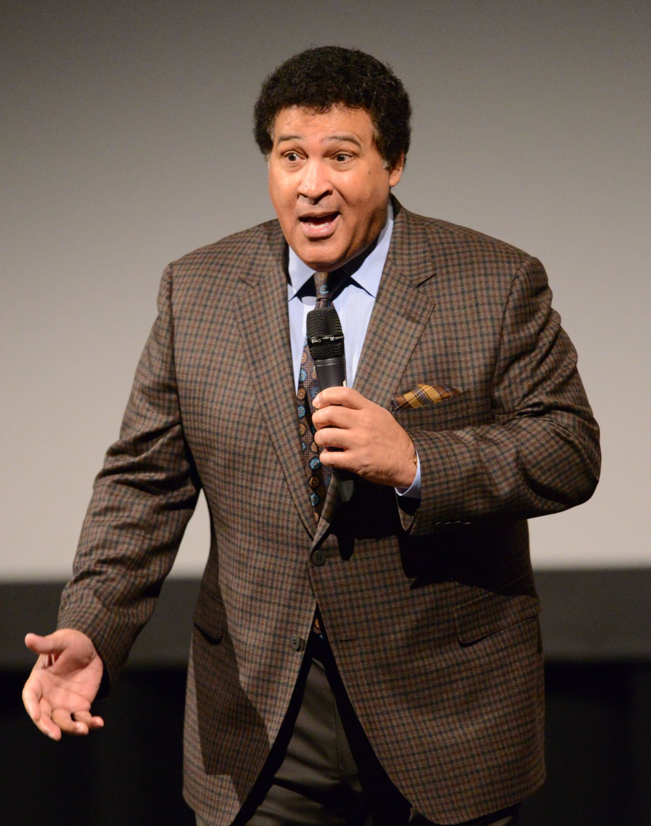 Veteran sports broadcaster Greg Gumbel leaves them laughing in speech