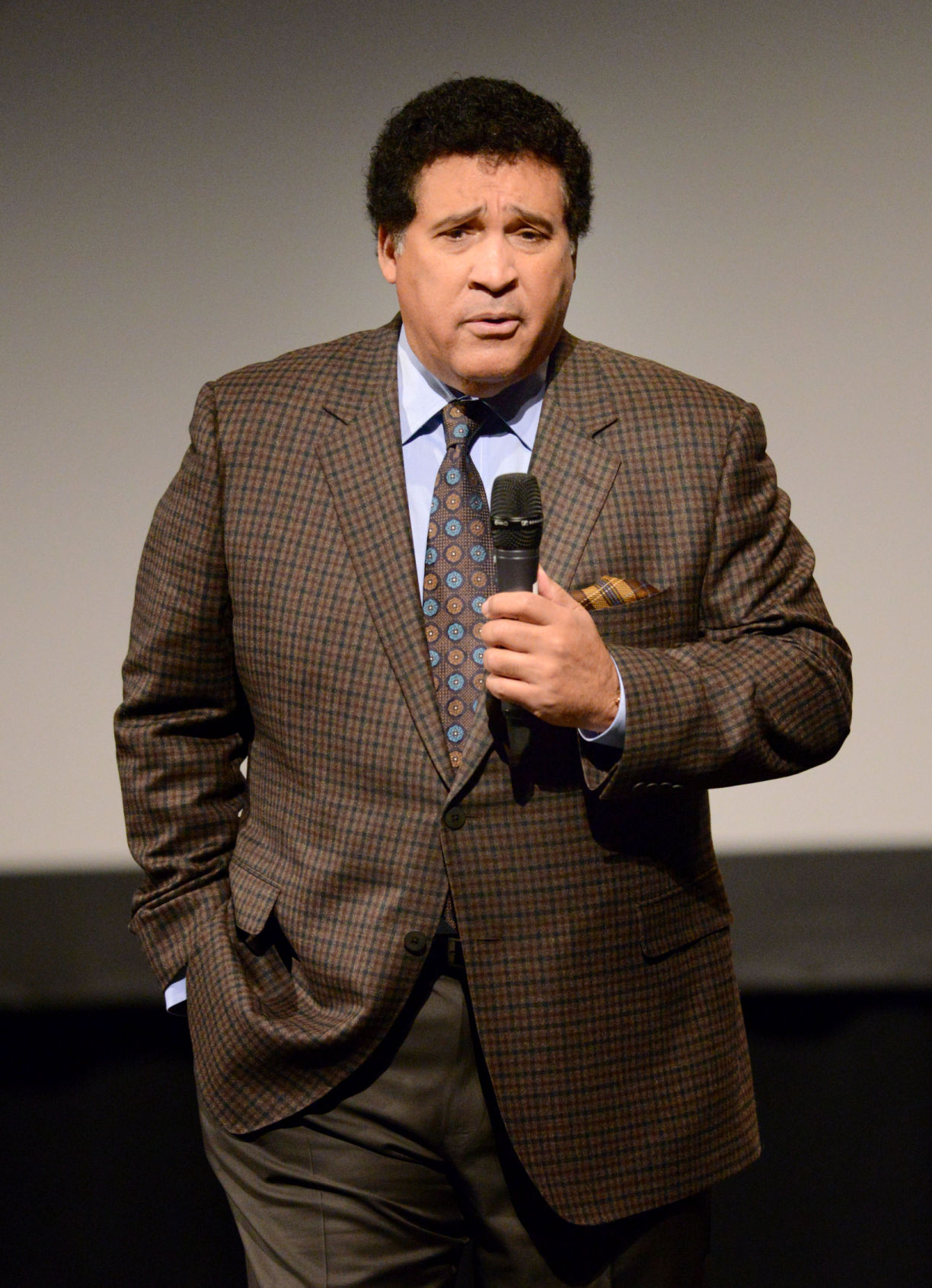 Veteran sports broadcaster Greg Gumbel leaves them laughing in