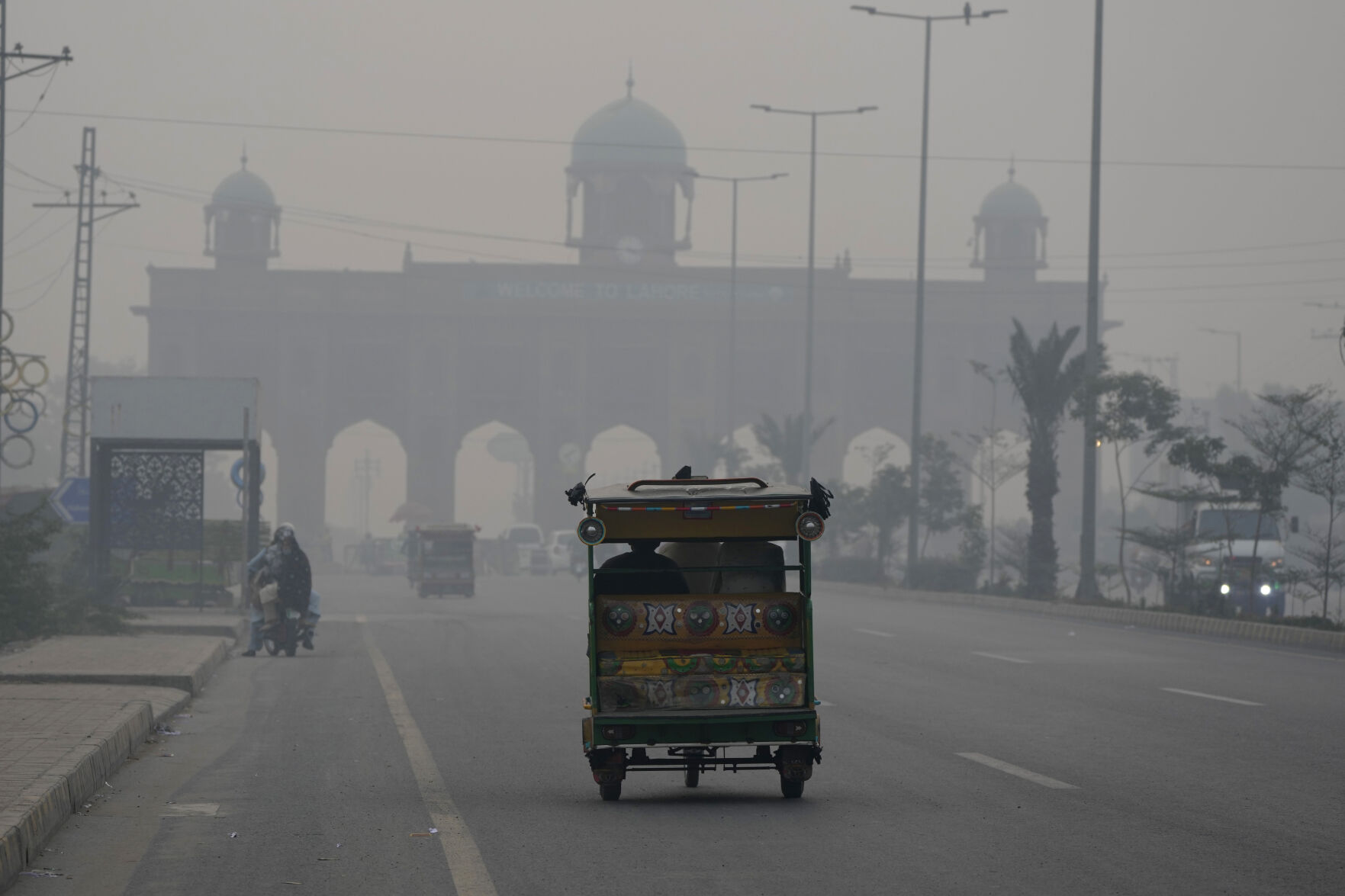 Record-high Pollution Sickens Thousands In Pakistan's Cultural Capital ...