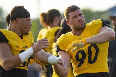 Steelers EDGE Alex Highsmith reacts to T.J. Watt's…