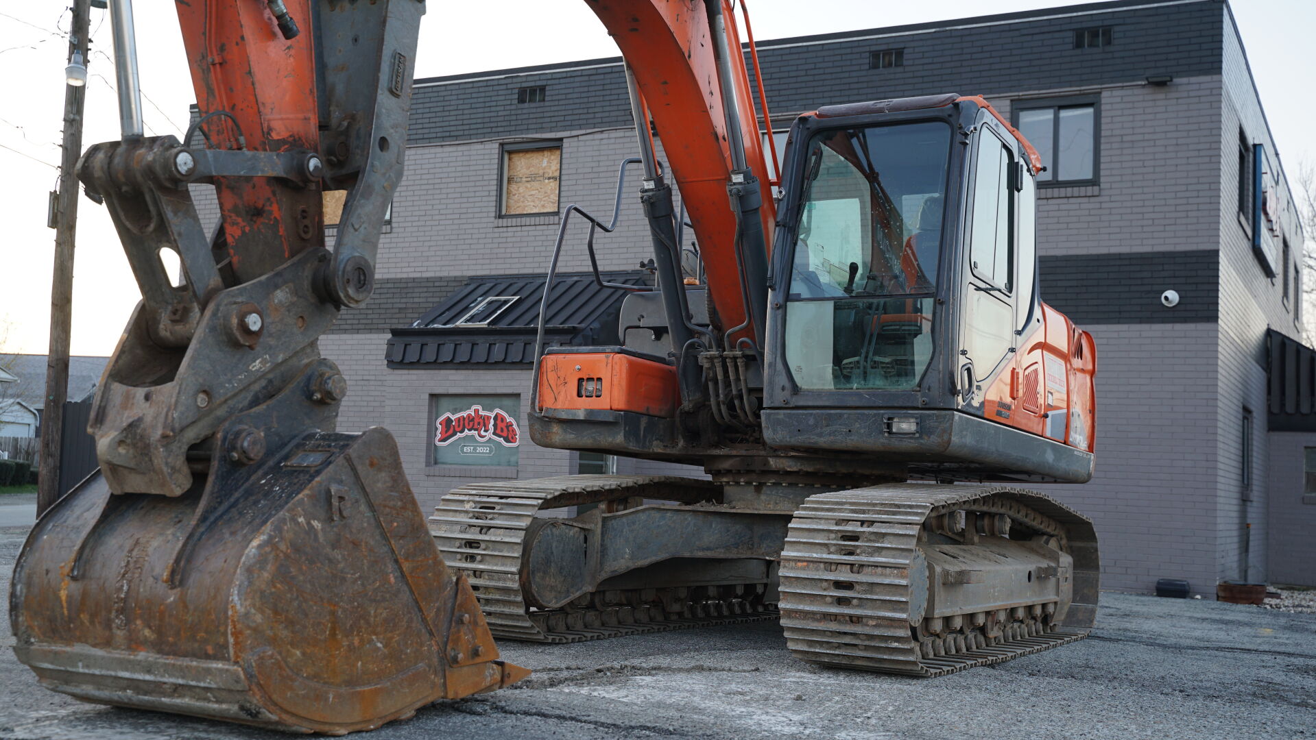UTAAダウン Demolition begins at Lucky B's after January fire ravaged