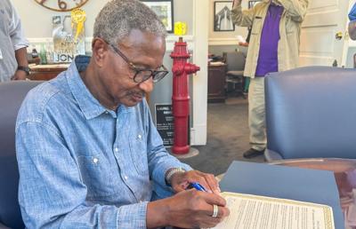 Mayor signs proclamation for USPS' 250th anniversary | | leader-call.com