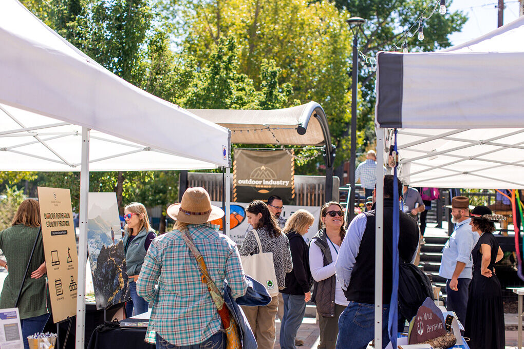 Vendors sell Eagles gear at pop-up tents – Daily Local