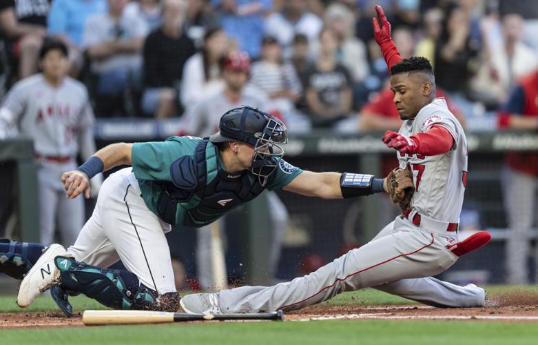 Angels play small ball, rally in 10th to beat Mariners