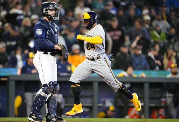 Brewers' Arcia saves game with incredible throw