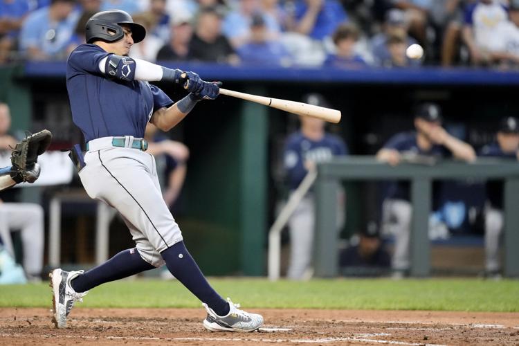 Hernandez ties Mariners win record; beat Royals 1-0