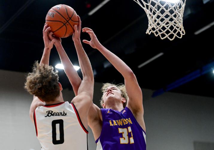 Lewiston boys advance to Avista Holiday Tournament championship