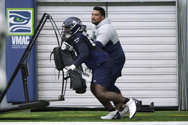 Seahawks draft offensive tackle Charles Cross with the No. 9 pick