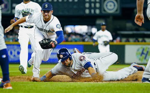 Evan Gattis flies out to right fielder Mitch Haniger.