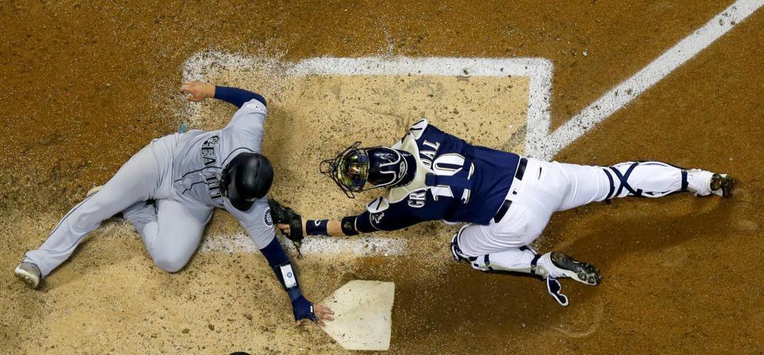 Milwaukee Brewers' road success key to taking NL Central lead