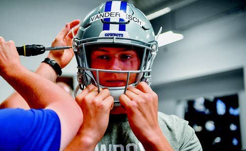 BREAKING: LB Leighton Vander Esch is back, re-signs on a two-year