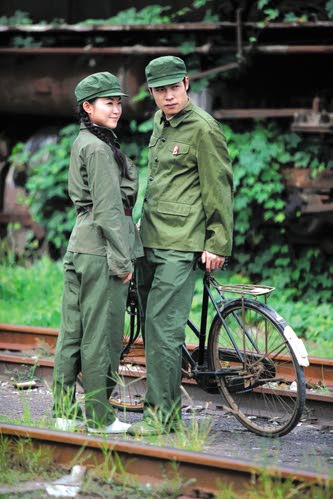 Young Chinese opt for Red Guard look weddings | Northwest |