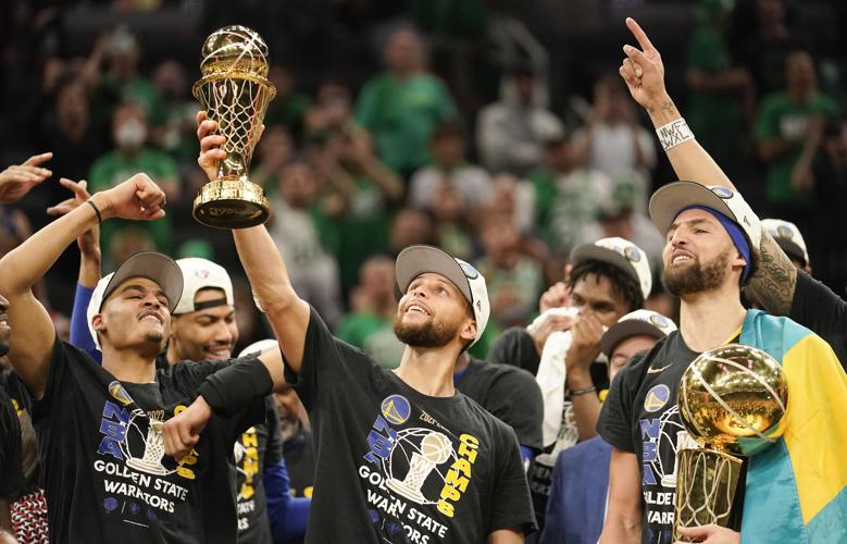 Bill Russell clears up the Kevin Durant drama at the Warriors' trophy  ceremony