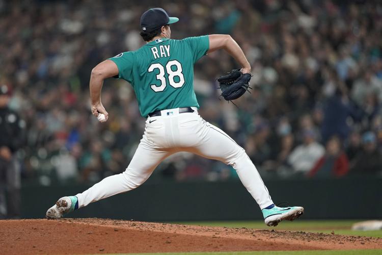 Mariners' Ray loses no-hitter on grounder off his own glove