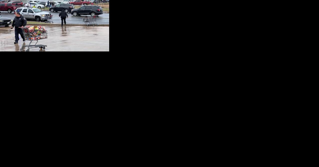 Chaotic scene erupts outside Texas grocery store after someone posts about 'free food' being distributed amid power outages - Vimarsana News