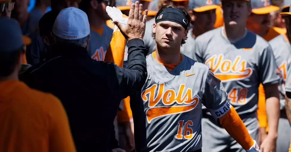 Tennessee Volunteers avoid sweep, win 10-9 slugfest over Kentucky Wildcats