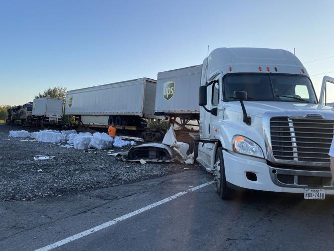 Sitemapcdatahttpsomobeldreferenzcominteresting Tractor Trailer Hit By Train Gallery