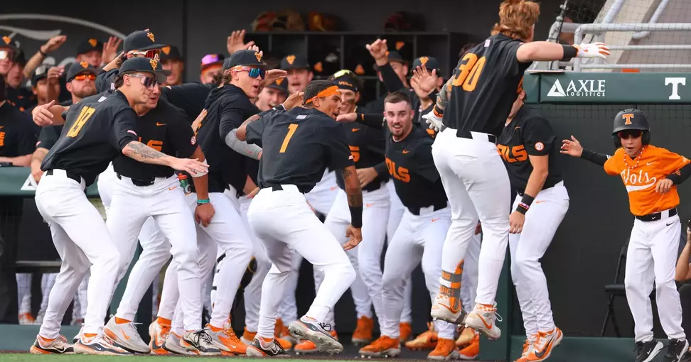 Tennessee Volunteers explode for season-high-tying six home runs in 14-9 win over #4 Texas Longhorns