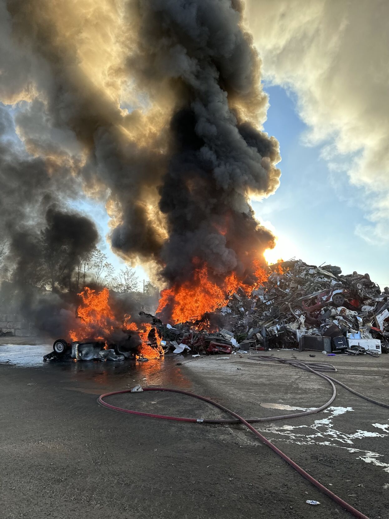 Fire at auto scrap yard in downtown Chattanooga sends huge plume of ...